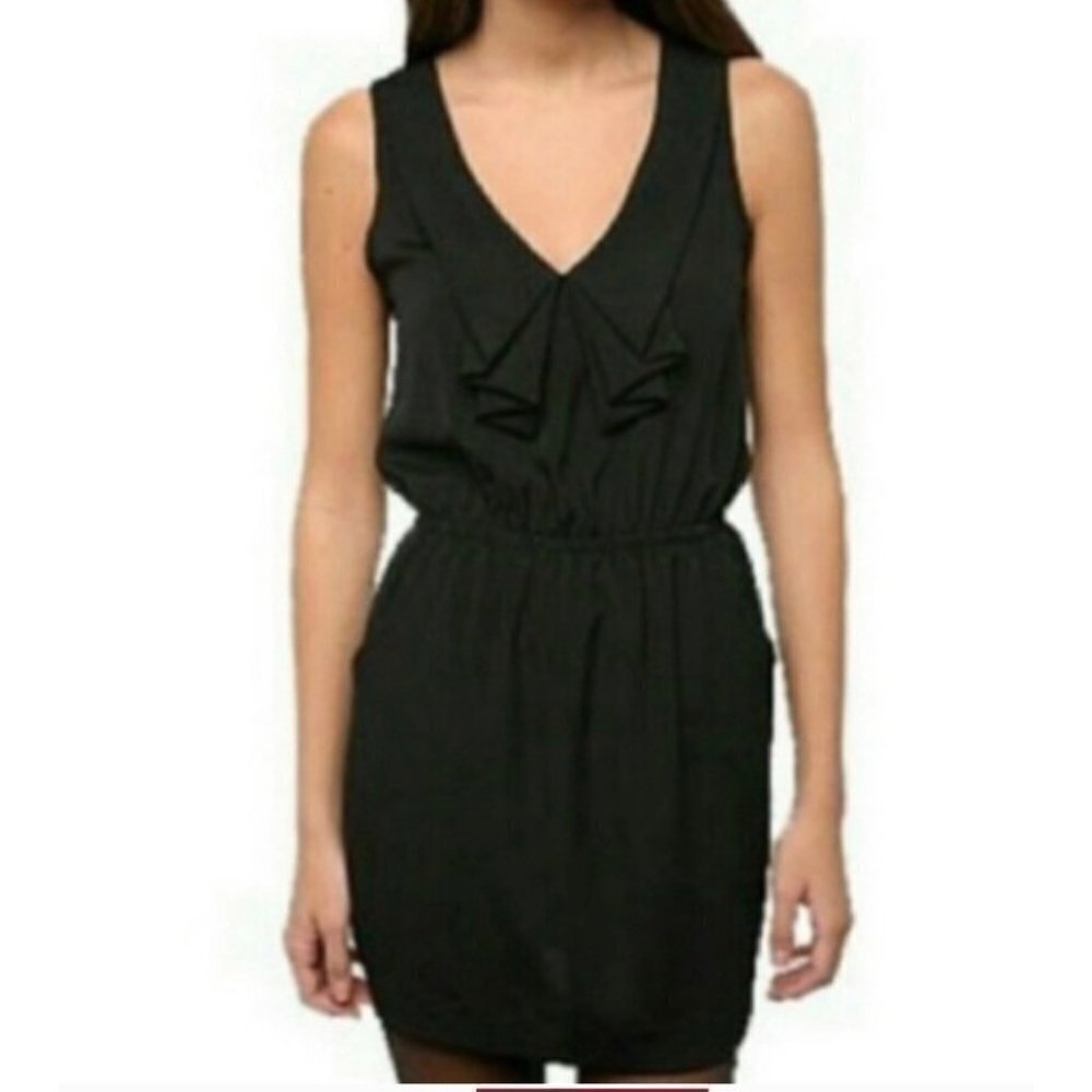 Silence + Noise Urban‎ Outfitters Sleeveless Ruffle Neckline Elastic Waist Black
